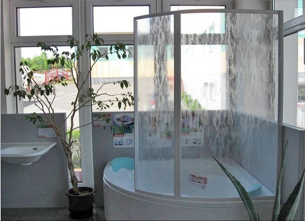 Раздвижные стеклянные шторки для ванной комнаты