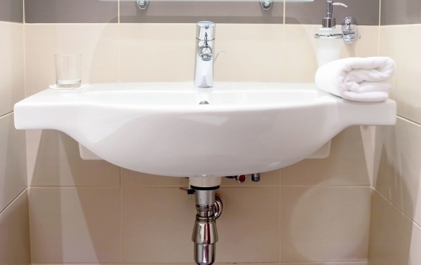 На какую высоту от пола установить раковину в ванной?